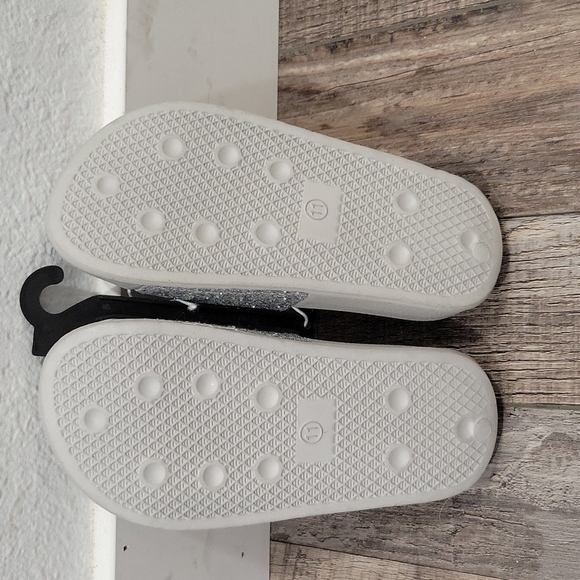 Extremely Me Glitter Slides - Picture 3 of 4